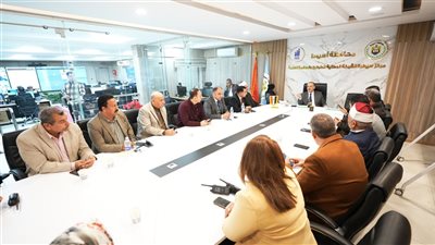 محافظ أسيوط يتابع جولة الإعادة بالدائرة الثالثة من مركز سيطرة الشبكة الوطنية 