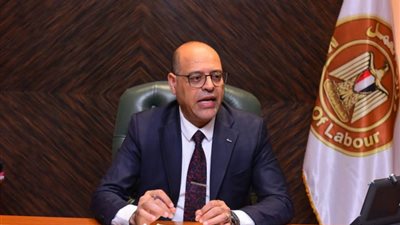 وزير العمل يصدر قرارًا وزاريًا بشأن تحديد ساعات العمل|تفاصيل