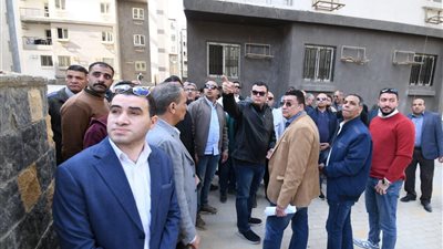 وزير الإسكان يستمع لشكاوى الحاجزين خلال تفقد «سكن مصر»
