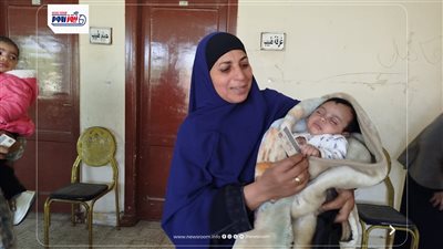 سيدة تذهب للتصويت برفقة مولودها في جولة الإعادة بالفيوم
