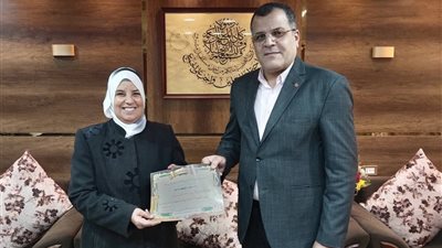 وكيل تعليم دمياط يكرم موظفة لبلوغها المعاش في لمسة وفاء تقديرية 