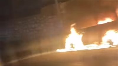 تفحمت بالكامل.. حريق هائل يلتهم سيارة ملاكي بمدينة 15 مايو