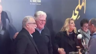 لحظة وصول حسين فهمي للعرض الخاص لفيلم «الملحد»     