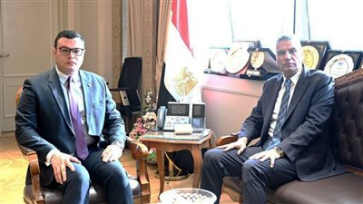 وزير الإسكان ومحافظ أسوان يناقشان تطوير مشاريع الصرف الصحي بالمحافظة