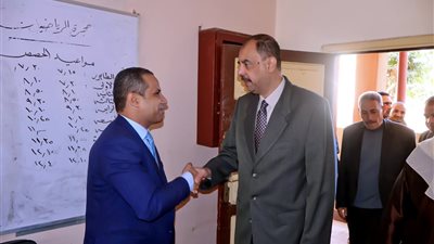 لليوم الثاني.. محافظ سوهاج يتفقد عدداً من لجان الانتخابات بجولة الإعادة