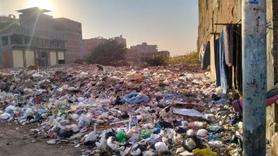 ناقوس الخطر.. القمامة تهدد حياة أهالي العجيزي في أول طنطا بالغربية