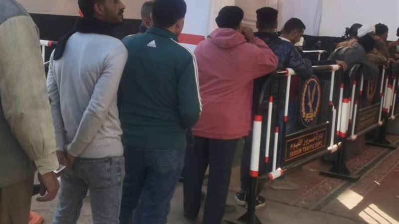 إقبالا كثيفا للناخبين