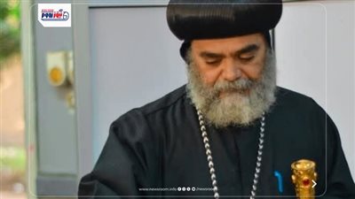 أسقف نجع حمادي يدلي بصوته في جولة الإعادة بالانتخابات البرلمانية بقنا 