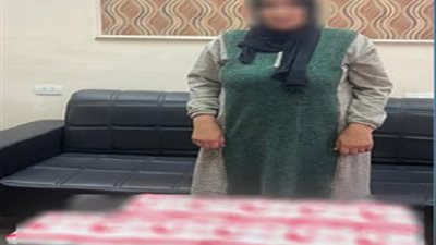 اتمسكت متلبسة.. ضبط سيدة أثناء توزيع مواد غذائية على الناخبين بإيتاى البارود