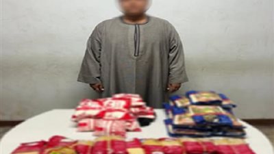 «مكرونة وسكر».. ضبط شخص بحوزته مواد غذائية لتوزيعها على الناخبين بسوهاج
