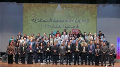 الدكتور أحمد زايد يسلّم جوائز 
