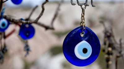 الشيخ أشرف عبد الجواد: الخرزة الزرقاء والتمائم محرمة في العلاج بالقرآن