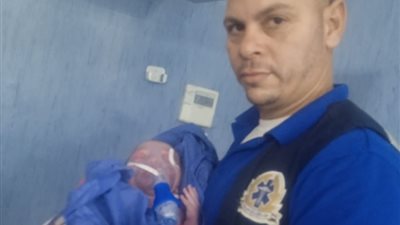مسعف وسائق ينقذان حياة أم وطفل على طريق مستشفى بني سويف الجامعي