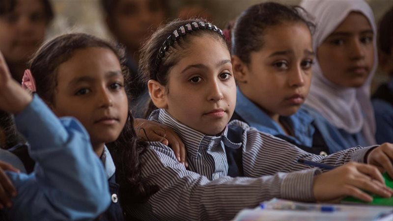 طلاب يؤدون الامتحانات