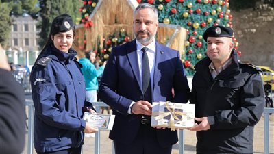 رئيس بلدية بيت لحم يستقبل وفد الضابطة الجمركية احتفالاً بأعياد الميلاد