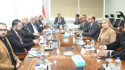 وزير الإسكان يبحث تطوير النقل الداخلي بـ6 مدن جديدة