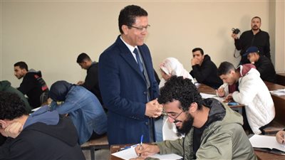 رئيس جامعة بنها يتفقد سير الامتحانات بكلية الهندسة بشبرا