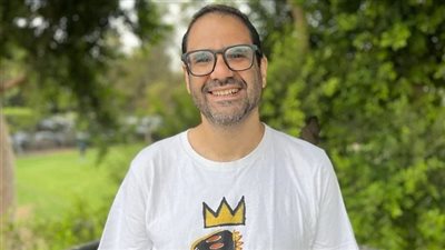 مدافع عن المثلية ويؤكد الهولوكوست.. شخصية علاء عبد الفتاح الجديدة في بريطانيا