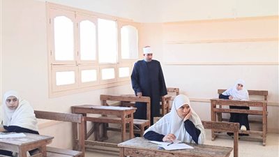 رئيس منطقة السويس الأزهرية يتفقد سير امتحانات النقل للمرحلة الثانوية