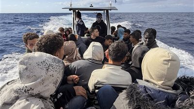 اليونان: إنقاذ مركب مهاجرين وتوقيف مهرب مصري.. وناجون يكشفون دفع مبالغ باهظة