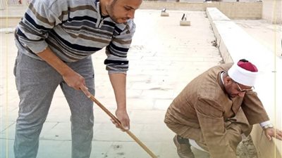 مدير أوقاف الإسكندرية يتفقد مساجد بشاير الخير ويشارك في تنظيف أسطح المساجد