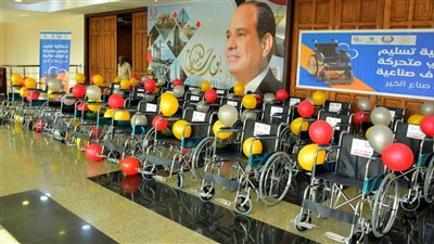 توزيع كراسي متحركة وأطراف صناعية على المستحقين ببورسعيد