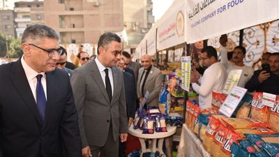وزير التموين ومحافظ الجيزة يفتتحان سوق «اليوم الواحد» بشارع فيصل