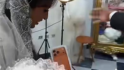 كروان مشاكل يهدى عروسته «آيفون 17 برو ماكس» في ليلة زفافها