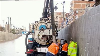 جولة تفقدية لرئيس صرف إسكندرية أثناء تساقط الأمطار و150 سيارة لرفع المياه