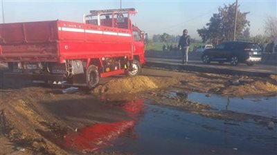 انقلاب سيارة نقل محملة بالزيوت بطريق 