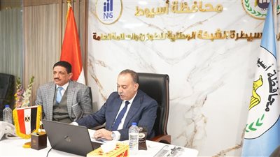 عبر الفيديو كونفرانس.. محافظ أسيوط يتابع ملفات التقنين وإزالة التعديات