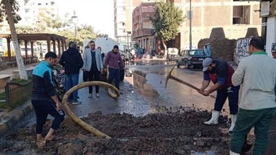 السيطرة على انفجار خط مياه بطريق النصر بمدينة الشهداء في المنوفية