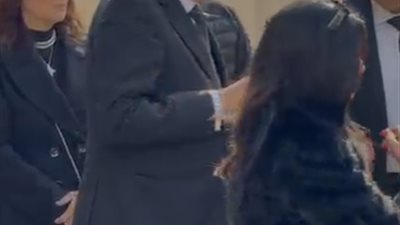 انهيار هاني رمزي من البكاء لحظة وداع والدته أثناء تشييع جثمانها 