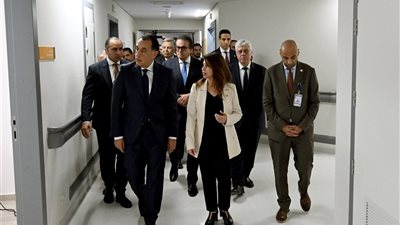رئيس الوزراء يتفقد عددا من أقسام المستشفى الجامعي بجامعة الجيزة الجديدة