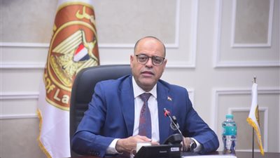 تسليم عقد عمل بشركة خاصة للملابس الجاهزة لسيدة من المحلة استجابة لاستغاثتها