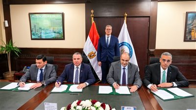 وزير البترول يشهد توقيع عقد تمويل مجمع إنتاج السيليكون المعدني