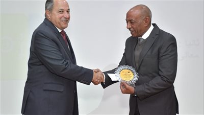محافظ بورسعيد يكرم السكرتير العام للمحافظة لجهوده في الارتقاء بالعمل 