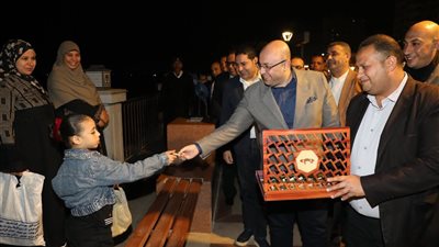 خلال زيارته للممشى السياحي.. محافظ بنى سويف يوزع على المواطنين الشيكولاتة 