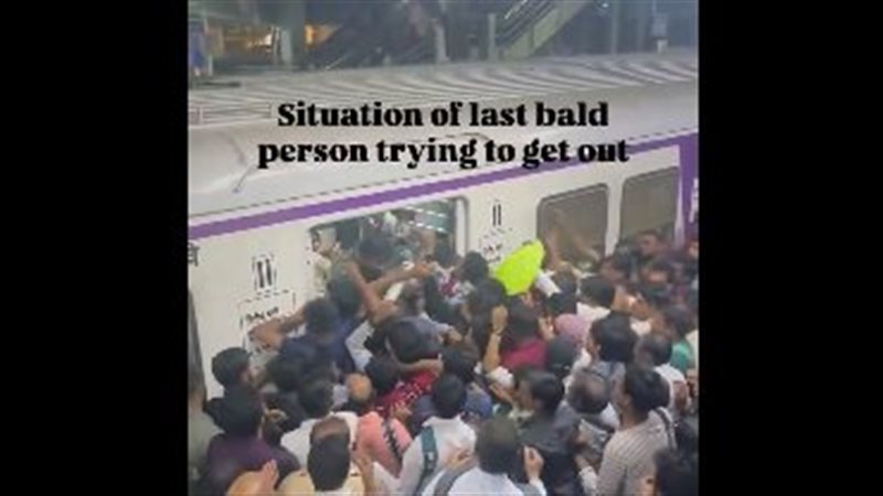 راكب ابتلعته حشود