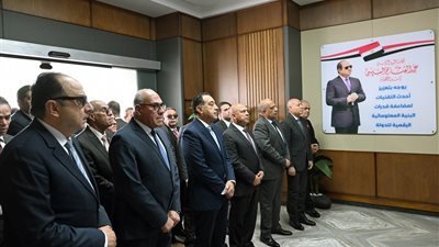 رئيس الوزراء يتفقد أعمال تطوير مصنع عربات السكك الحديدية 