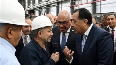 رئيس الوزراء يجري حوارا وديا مع العاملين بالمصنع حول خطط التطوير الجديدة