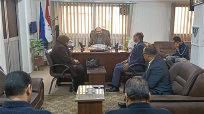 بتوجيهات محافظ البحيرة.. اجتماع تنسيقي لرئيس محلية كوم حمادة مع مديري الإدارات