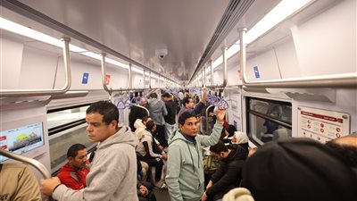 النقل تنشر صورًا جديدة توضح الإقبال الكثيف على القطار الكهربائي الخفيف LRT