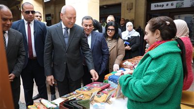 محافظ القاهرة يفتتح معرضًا للحرف التراثية واليدوية بسوق الفسطاط