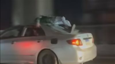 فيديو متداول يثير الذعر.. شخص يعتلي سقف سيارة ويهاجم المواطنين بصفط اللبن