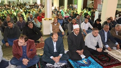 محافظ سوهاج يؤدي الجمعة بمسجد الشرطة ويلتقي المواطنين عقب الصلاة 