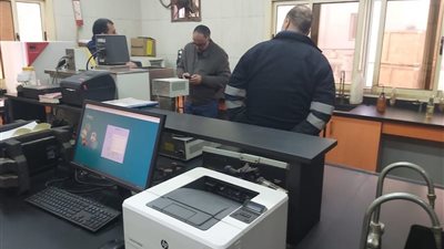 رئيس هيئة البترول يجرى زيارة غير مخططة لمنطقة أنابيب البترول بالتبين 
