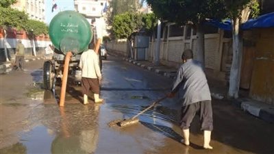 رفع تجمعات مياه الأمطار من الطرق الخارجية للرحمانية بالبحيرة