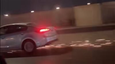 لحظات من الرعب على الطريق.. سيارة تسحل موتوسيكل لمسافة طويلة والنير
