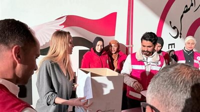 أنجلينا جولي تتفقد المساعدات الإنسانية للفلسطينيين في مخازن الهلال الأحمر 